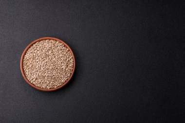 Kabuklu ay çekirdeği çekirdekleri, tuzlanmış, kavrulmuş ya da çiğ, sağlıklı bir bileşendir. Tasarımınız için gıda arka planı olarak ayçiçeği tohumları