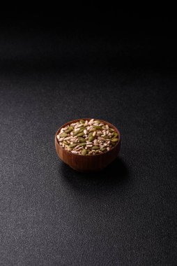 Sağlıklı yiyecekler için kabuklu ayçiçeği, susam, balkabağı ve keten tohumu çekirdekleri. Tasarımınız için gıda arka planı olarak tohumlar ve tahıllar.