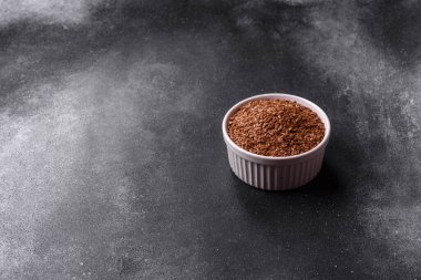 Yağ, organik un ve sağlıklı yiyecekler için keten tohumu. Dizaynınız için besin kaynağı olarak keten tohumu