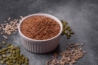 Yağ, organik un ve sağlıklı yiyecekler için keten tohumu. Dizaynınız için besin kaynağı olarak keten tohumu