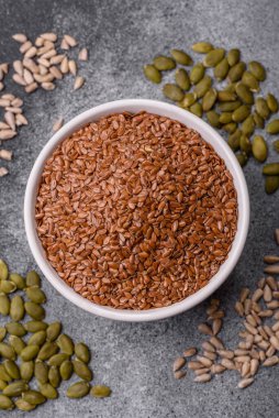 Yağ, organik un ve sağlıklı yiyecekler için keten tohumu. Dizaynınız için besin kaynağı olarak keten tohumu