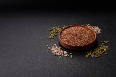 Yağ, organik un ve sağlıklı yiyecekler için keten tohumu. Dizaynınız için besin kaynağı olarak keten tohumu