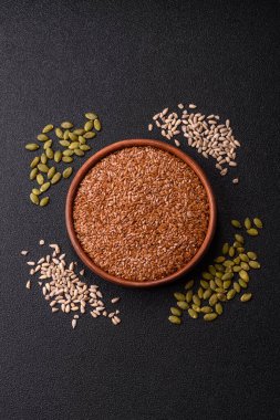 Yağ, organik un ve sağlıklı yiyecekler için keten tohumu. Dizaynınız için besin kaynağı olarak keten tohumu