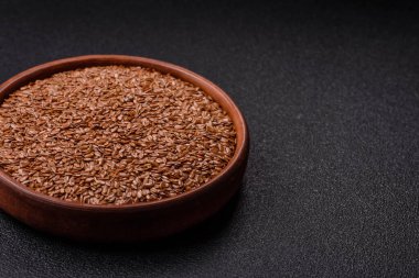 Yağ, organik un ve sağlıklı yiyecekler için keten tohumu. Dizaynınız için besin kaynağı olarak keten tohumu