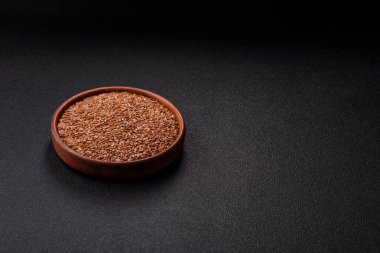 Yağ, organik un ve sağlıklı yiyecekler için keten tohumu. Dizaynınız için besin kaynağı olarak keten tohumu