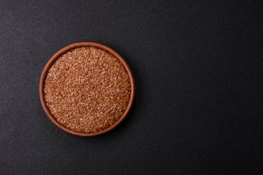 Yağ, organik un ve sağlıklı yiyecekler için keten tohumu. Dizaynınız için besin kaynağı olarak keten tohumu