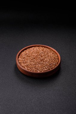 Yağ, organik un ve sağlıklı yiyecekler için keten tohumu. Dizaynınız için besin kaynağı olarak keten tohumu