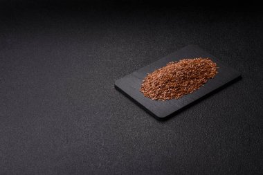 Yağ, organik un ve sağlıklı yiyecekler için keten tohumu. Dizaynınız için besin kaynağı olarak keten tohumu