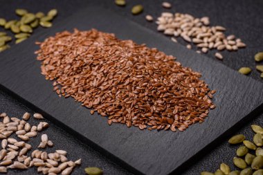 Yağ, organik un ve sağlıklı yiyecekler için keten tohumu. Dizaynınız için besin kaynağı olarak keten tohumu