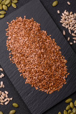 Yağ, organik un ve sağlıklı yiyecekler için keten tohumu. Dizaynınız için besin kaynağı olarak keten tohumu