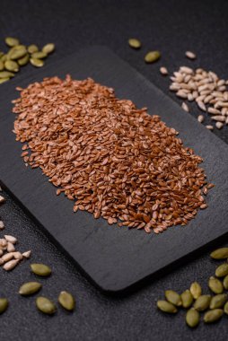 Yağ, organik un ve sağlıklı yiyecekler için keten tohumu. Dizaynınız için besin kaynağı olarak keten tohumu