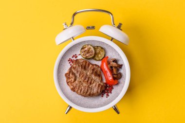 Izgara biftek ya da domuz eti, öğle yemeği için sağlıklı restoran yemeği. Mangal bifteği tasarımınız için bir yemek arka planıdır.