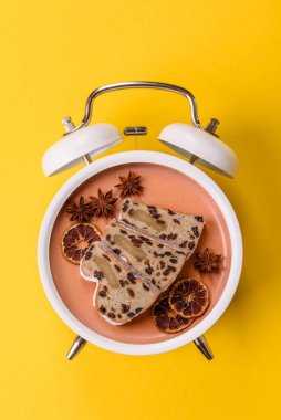 Alman Noel pastası ve meyveli ve badem ezmeli tatlı olan Stollen, kış tatili masası için mükemmeldir. Tasarımınız için gıda arka planı olarak çalındı