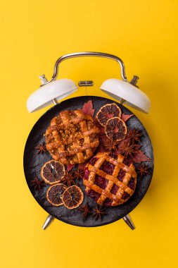 Kirazlı ya da çilekli tatlı Amerikan Noel turtası ya da turtası. Amerikan vişneli turtası, tasarımınız için bir yemek arkaplanı.