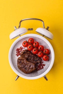 Yemek, ızgara biftek, öğle yemeği için kızarmış et. Tasarımınız için yemek olarak ızgara biftek.