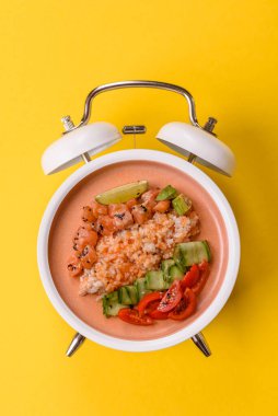 Somon, pirinç, avokado, domates ve salatalıklı bir yemek kasesi. Tasarımınız için bir somon kasesi.