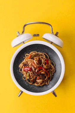 Asya yemeği, sebzeli erişte, baharatlı soslu vejetaryen yemeği. Tasarımın için sebzeli erişte.