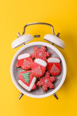 Zencefilli çörek, Noel kurabiyesi ya da şenlikli bir aile sofrası için tatlı. Noel zencefilli ekmeği tasarımınız için bir şenlik arka planıdır.