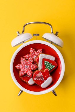 Zencefilli çörek, Noel kurabiyesi ya da şenlikli bir aile sofrası için tatlı. Noel zencefilli ekmeği tasarımınız için bir şenlik arka planıdır.