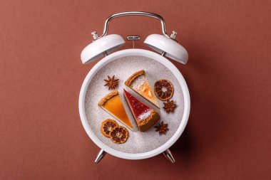 New York peynirli keki, bir dilim tatlı turta, klasik bir cheesecake tatlısı. Tasarımınız için yemek arkaplanı olarak New York peynirli keki