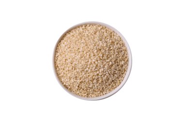 Kasedeki beyaz susam tohumları, yağ ve sağlıklı yemek için bir malzeme. Tasarımınız için yiyecek arka planı olarak beyaz susam