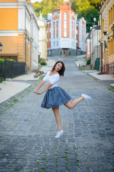 Het mooie meisje in pin-up stijl — Stockfoto