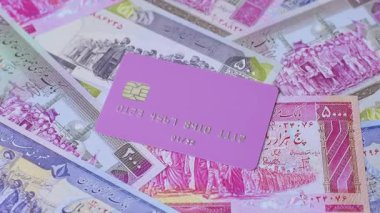 Bir terminal ya da internet üzerinden ulaşılamayan nakit ödemeler için bir kredi kartı. Finansal geçmiş için kredi kartı