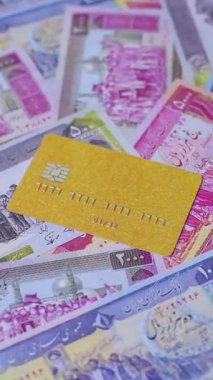 Bir terminal ya da internet üzerinden ulaşılamayan nakit ödemeler için bir kredi kartı. Finansal geçmiş için kredi kartı