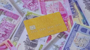 Bir terminal ya da internet üzerinden ulaşılamayan nakit ödemeler için bir kredi kartı. Finansal geçmiş için kredi kartı