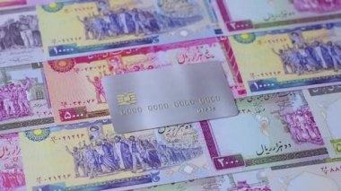 Bir terminal ya da internet üzerinden ulaşılamayan nakit ödemeler için bir kredi kartı. Finansal geçmiş için kredi kartı