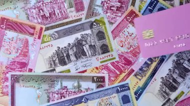 Bir terminal ya da internet üzerinden ulaşılamayan nakit ödemeler için bir kredi kartı. Finansal geçmiş için kredi kartı