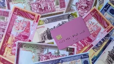 Bir terminal ya da internet üzerinden ulaşılamayan nakit ödemeler için bir kredi kartı. Finansal geçmiş için kredi kartı