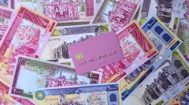 Bir terminal ya da internet üzerinden ulaşılamayan nakit ödemeler için bir kredi kartı. Finansal geçmiş için kredi kartı