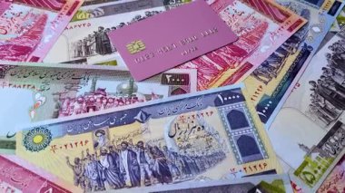 Bir terminal ya da internet üzerinden ulaşılamayan nakit ödemeler için bir kredi kartı. Finansal geçmiş için kredi kartı