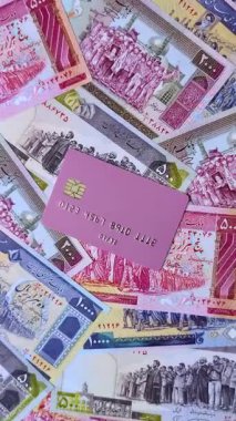 Bir terminal ya da internet üzerinden ulaşılamayan nakit ödemeler için bir kredi kartı. Finansal geçmiş için kredi kartı