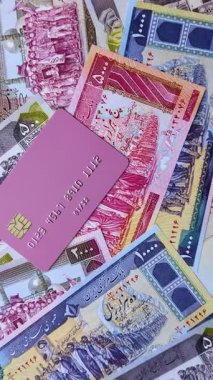 Bir terminal ya da internet üzerinden ulaşılamayan nakit ödemeler için bir kredi kartı. Finansal geçmiş için kredi kartı