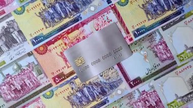 Bir terminal ya da internet üzerinden ulaşılamayan nakit ödemeler için bir kredi kartı. Finansal geçmiş için kredi kartı