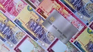 Bir terminal ya da internet üzerinden ulaşılamayan nakit ödemeler için bir kredi kartı. Finansal geçmiş için kredi kartı