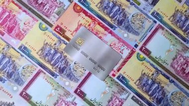 Bir terminal ya da internet üzerinden ulaşılamayan nakit ödemeler için bir kredi kartı. Finansal geçmiş için kredi kartı