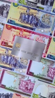 Bir terminal ya da internet üzerinden ulaşılamayan nakit ödemeler için bir kredi kartı. Finansal geçmiş için kredi kartı