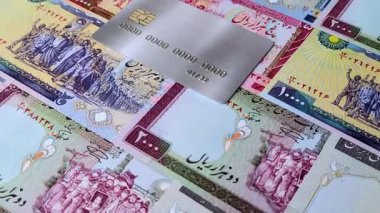 Bir terminal ya da internet üzerinden ulaşılamayan nakit ödemeler için bir kredi kartı. Finansal geçmiş için kredi kartı