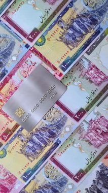 Bir terminal ya da internet üzerinden ulaşılamayan nakit ödemeler için bir kredi kartı. Finansal geçmiş için kredi kartı