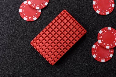 Kumarhane, kartlar ve fişler renkli arka planda, poker ve blackjack, bahislerle kumar. Tasarımınız için arka plan olarak kart ve çipler