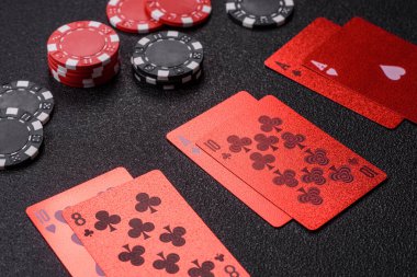 Kumarhane, kartlar ve fişler renkli arka planda, poker ve blackjack, bahislerle kumar. Tasarımınız için arka plan olarak kart ve çipler