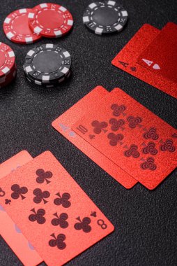 Kumarhane, kartlar ve fişler renkli arka planda, poker ve blackjack, bahislerle kumar. Tasarımınız için arka plan olarak kart ve çipler