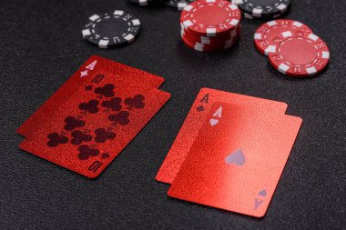 Kumarhane, kartlar ve fişler renkli arka planda, poker ve blackjack, bahislerle kumar. Tasarımınız için arka plan olarak kart ve çipler