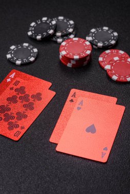 Kumarhane, kartlar ve fişler renkli arka planda, poker ve blackjack, bahislerle kumar. Tasarımınız için arka plan olarak kart ve çipler
