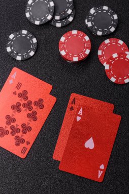 Kumarhane, kartlar ve fişler renkli arka planda, poker ve blackjack, bahislerle kumar. Tasarımınız için arka plan olarak kart ve çipler