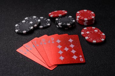 Kumarhane, kartlar ve fişler renkli arka planda, poker ve blackjack, bahislerle kumar. Tasarımınız için arka plan olarak kart ve çipler