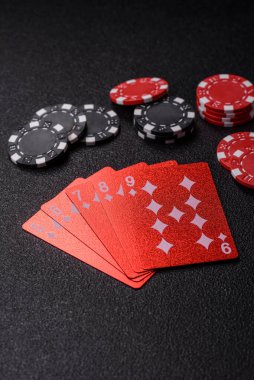 Kumarhane, kartlar ve fişler renkli arka planda, poker ve blackjack, bahislerle kumar. Tasarımınız için arka plan olarak kart ve çipler